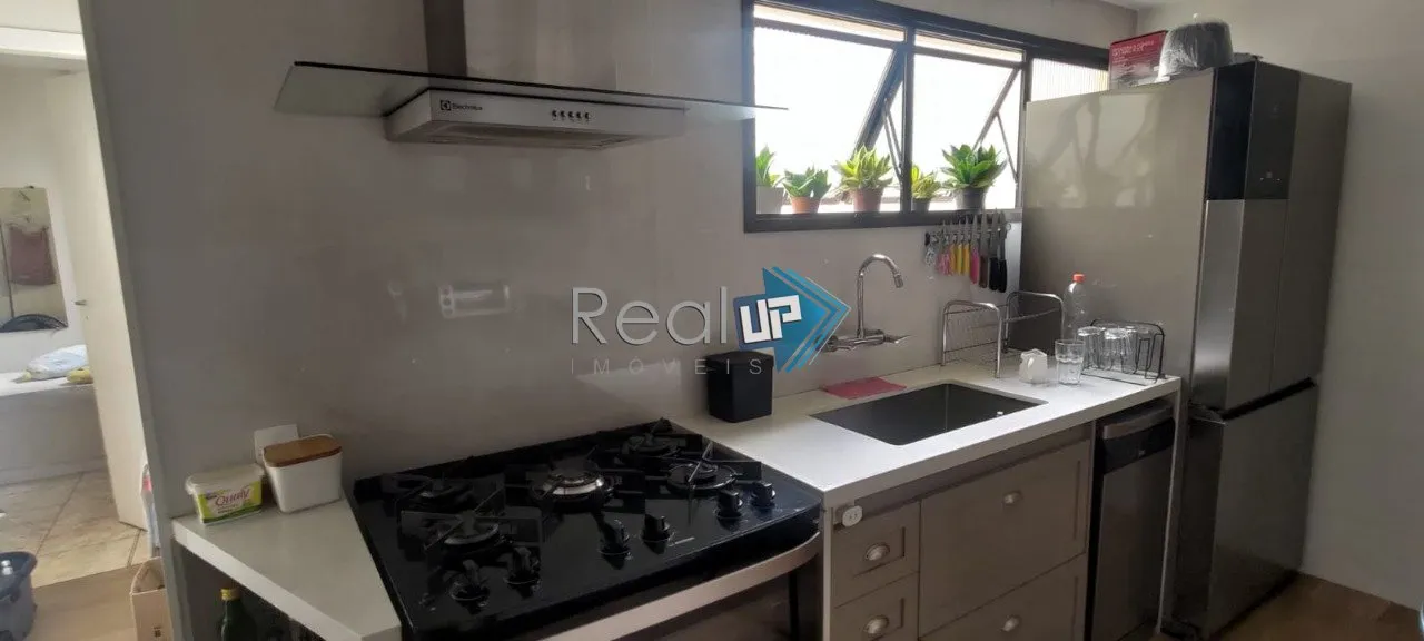 Unfurnished apartment with 3 bedrooms and a glazed balcony — photo 49