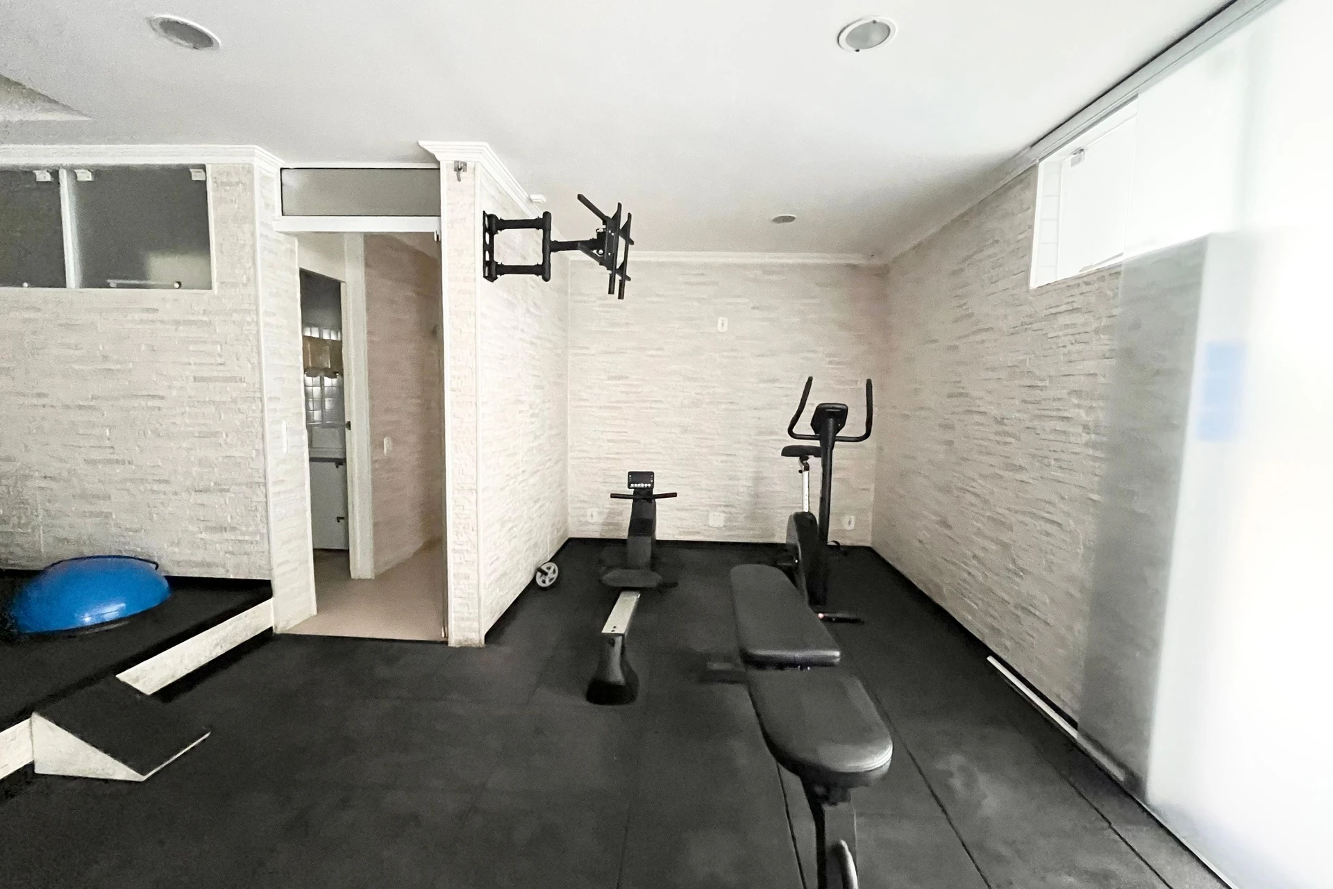 2-bedroom apartment with 1 bathroom and a balcony — photo 13