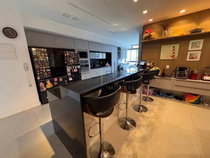 Furnished 4-bedroom apartment with park-view windows — photo 10