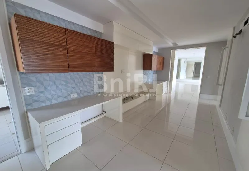 Apartment with 4 bedrooms and a glass balcony — photo 11