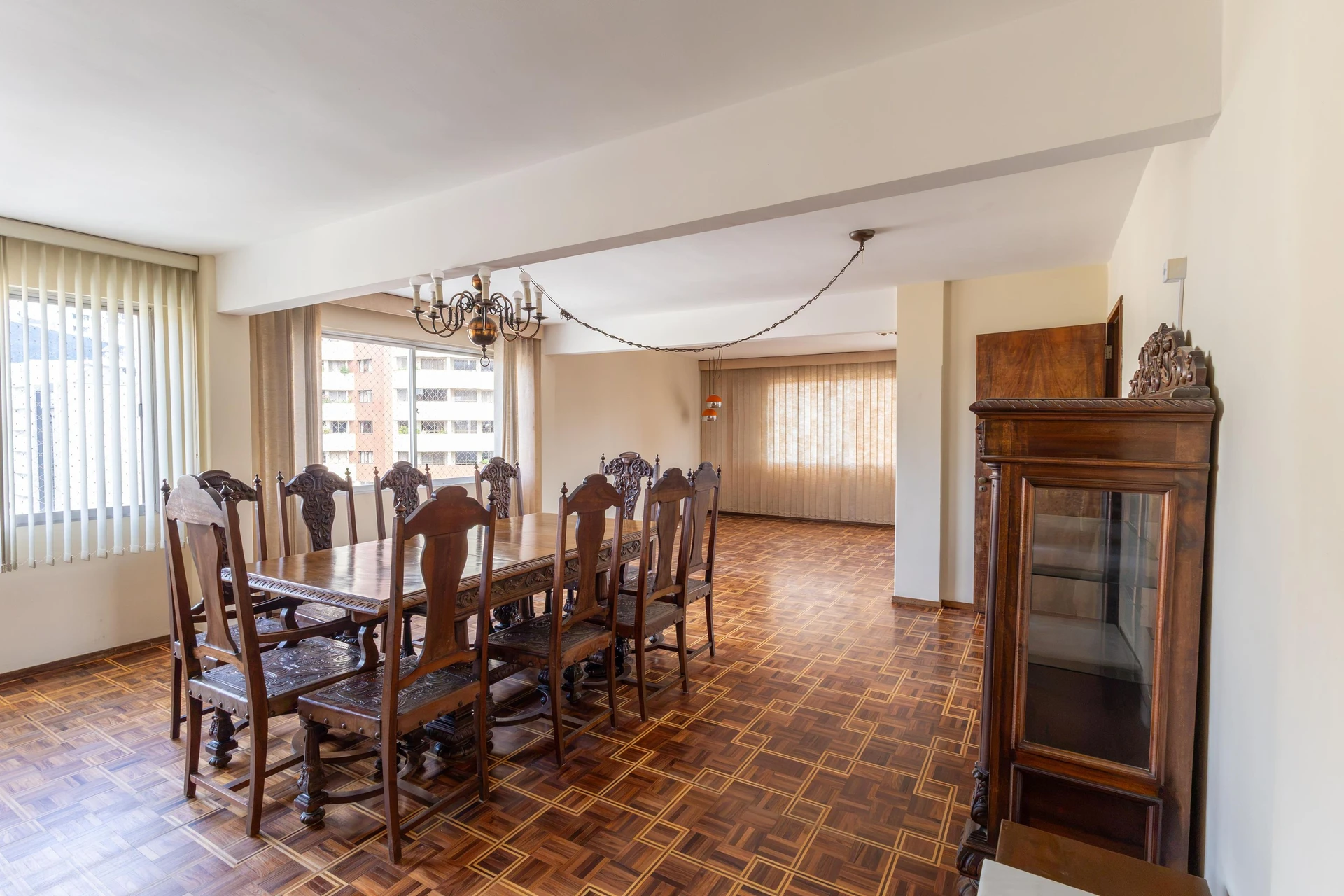 Furnished apartment, 283 m², with a glass-enclosed balcony — photo 25