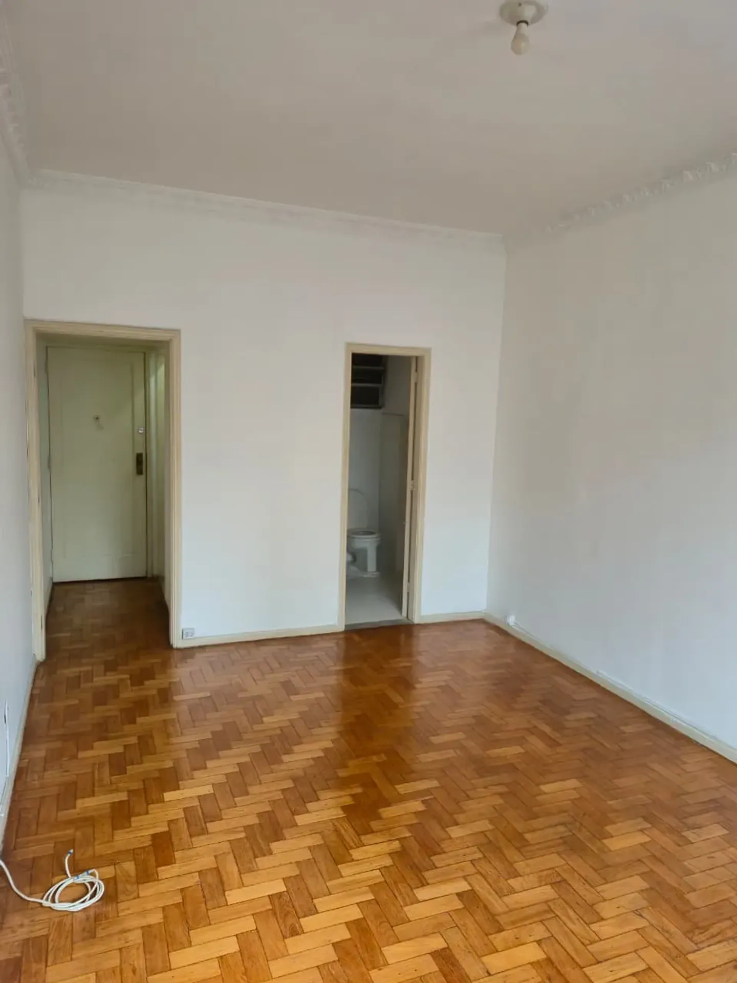 Studio on the 3rd floor with wood or laminate floors — photo 10
