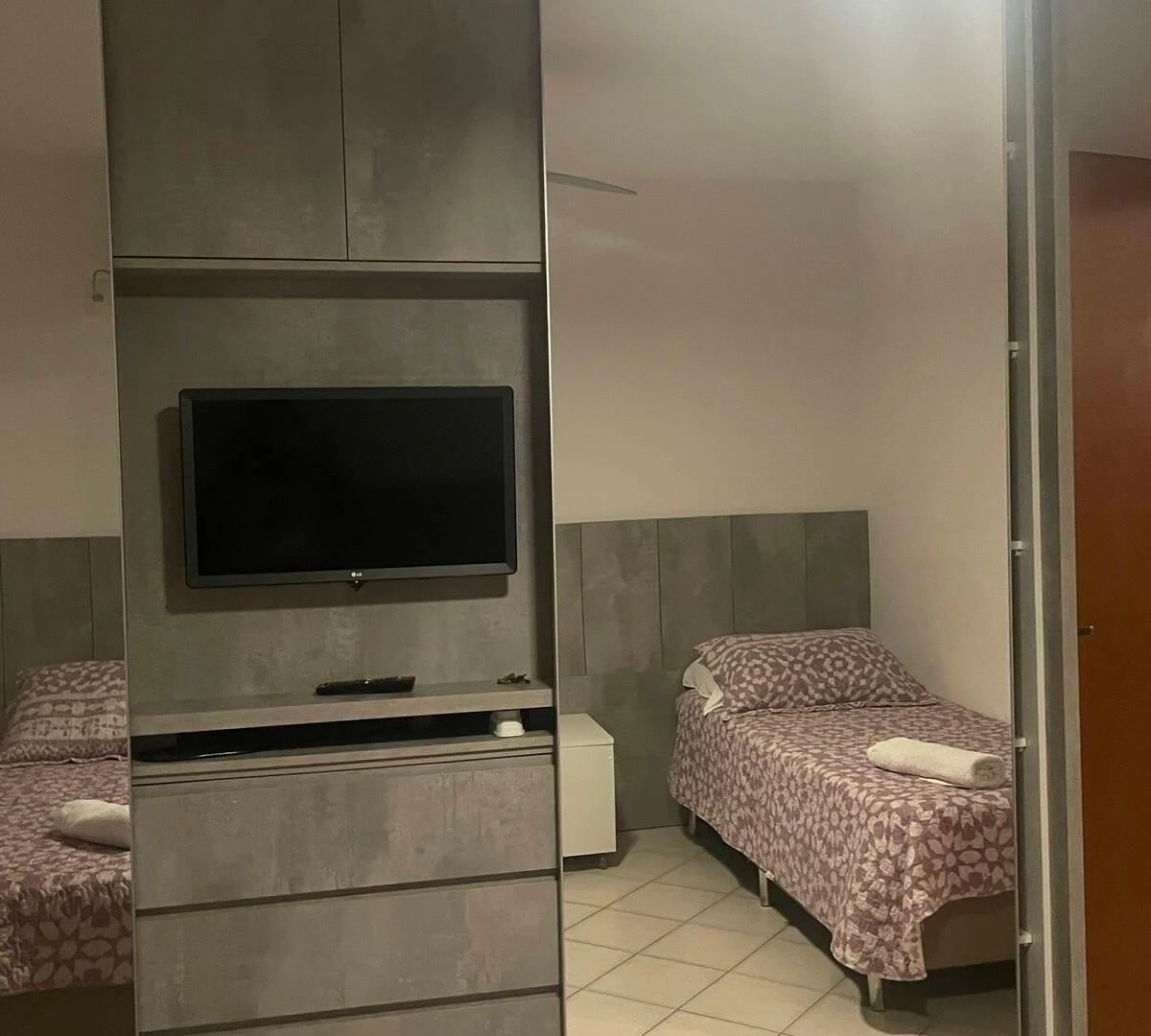 232 m² house with a walk-in closet and a bathtub — photo 25