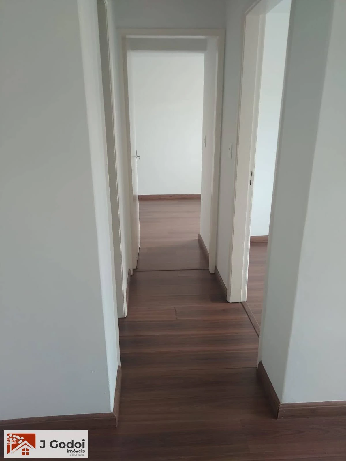 2-bedroom apartment with wood or laminate floors — photo 5