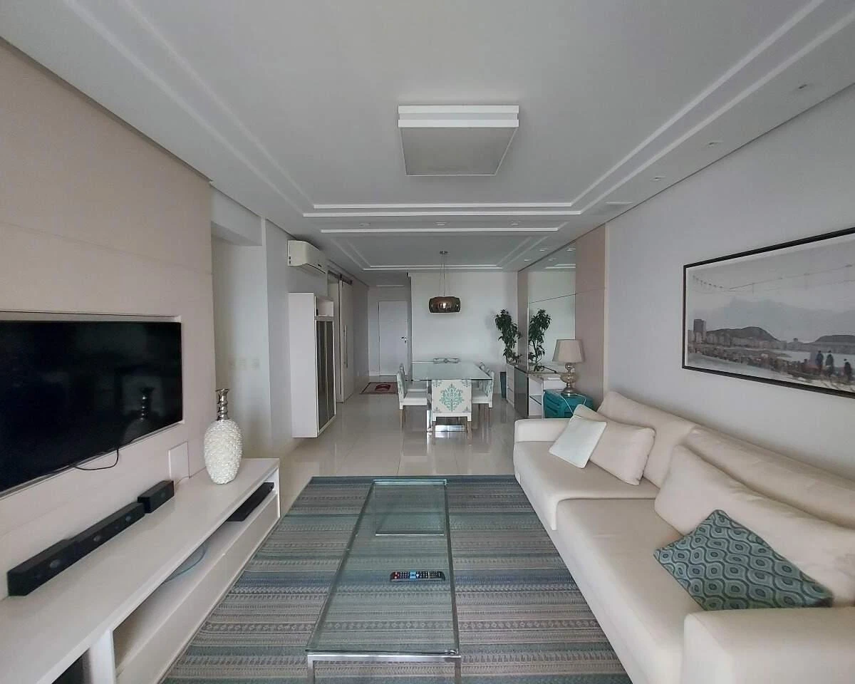 Квартира 149 м² с застеклённым балконом и грилем на балконе — photo 9