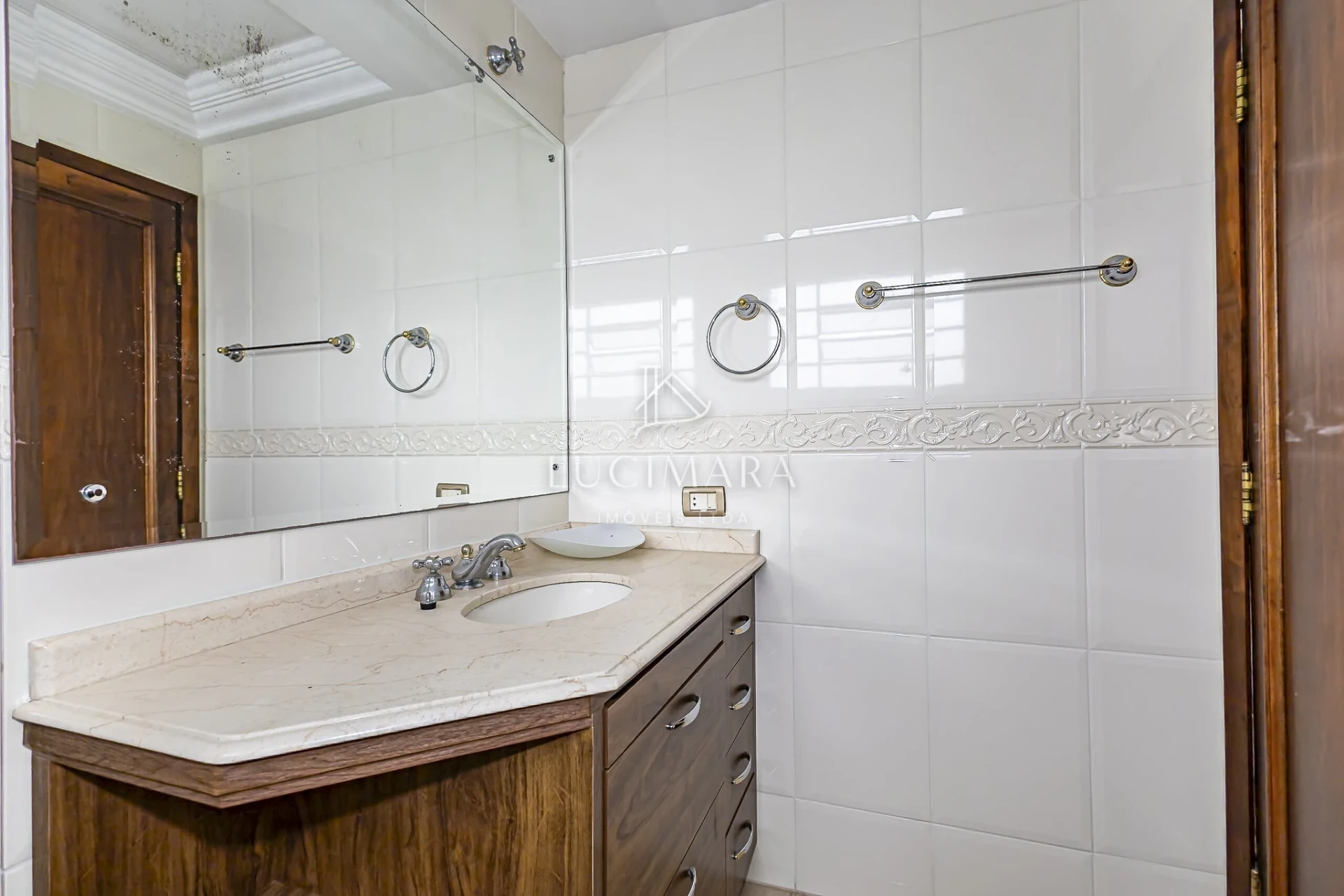 Wood or laminate floors in a 2-bedroom house, 170 m² — photo 26