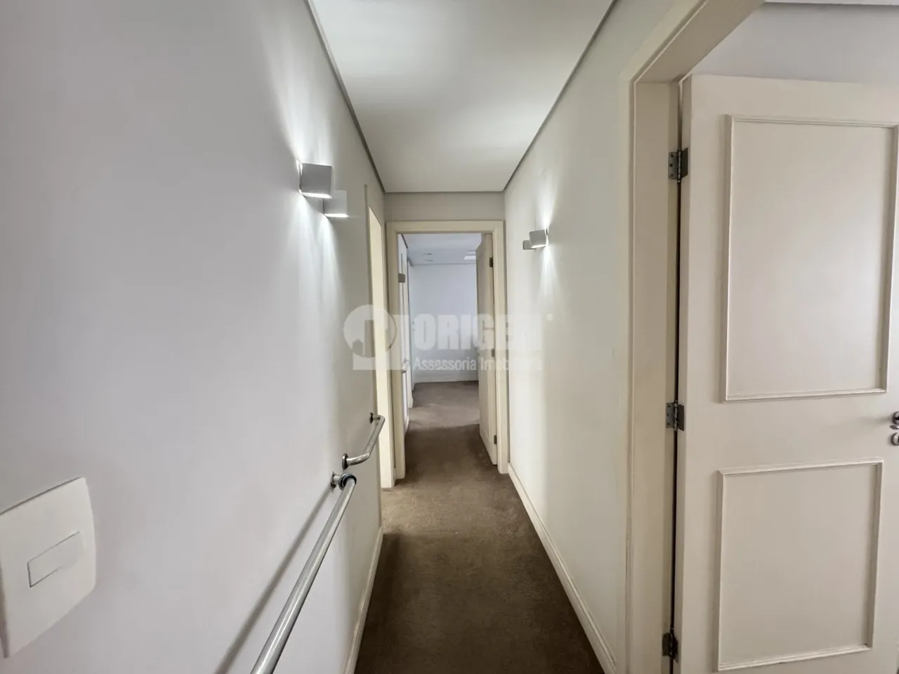 Apartamento de 2 habitaciones con balcón acristalado — photo 11
