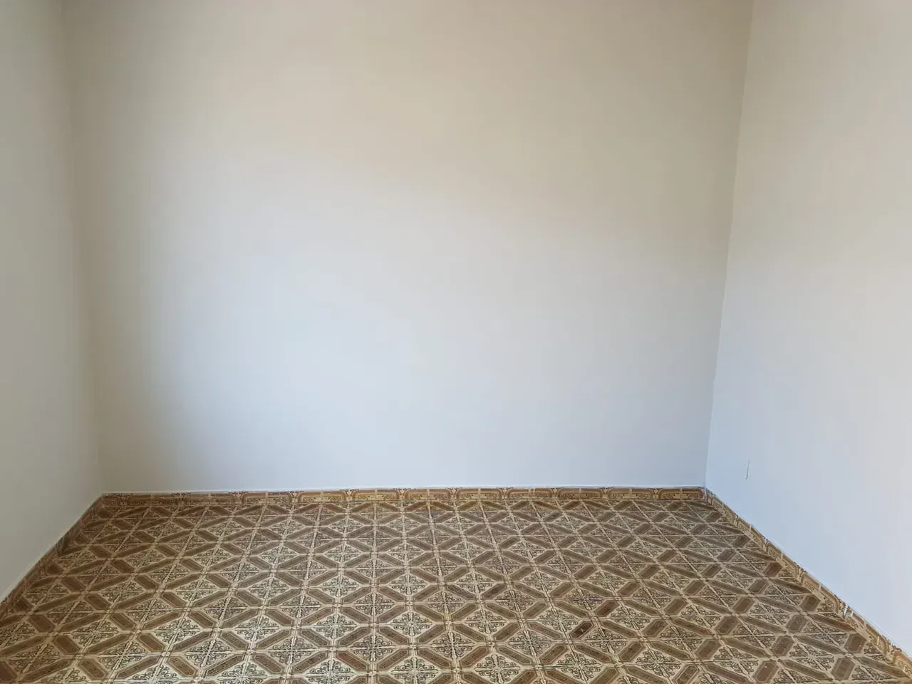 Unfurnished 2-bedroom apartment with ceramic floors