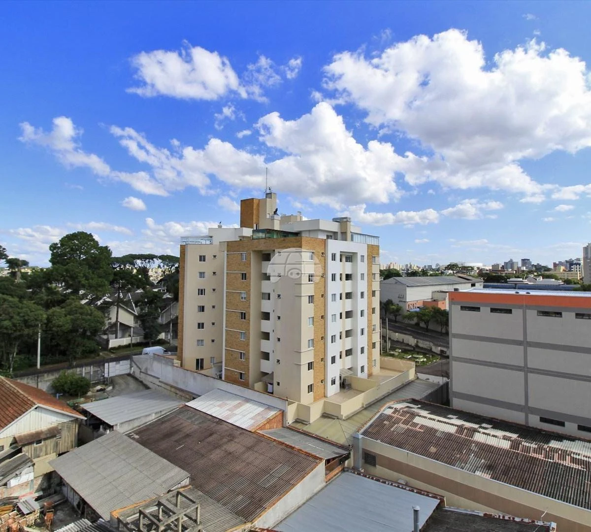 Balcony with a grill in a 2-bedroom apartment, 72 m² — photo 19