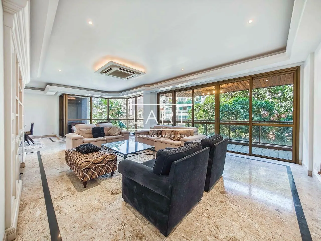 Home office in a 3-bedroom apartment, 191 m²