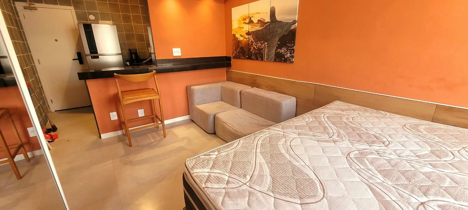 Furnished renovated studio of 30 m² with open-plan kitchen — photo 4