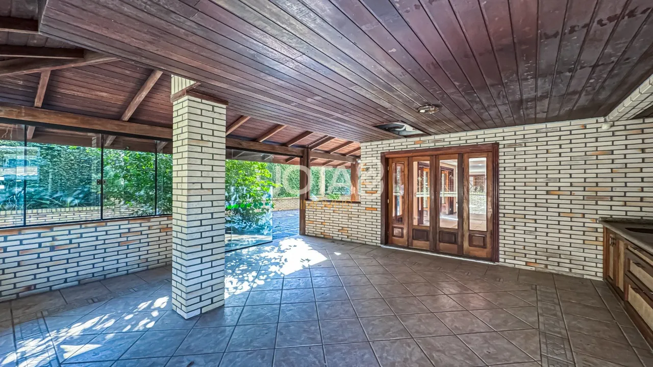 532 m² house with a built-in balcony grill — photo 12