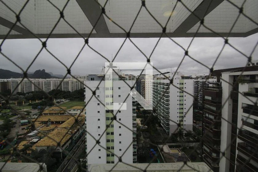 Furnished 4-bedroom apartment with 245 m² and glass balcony — photo 24