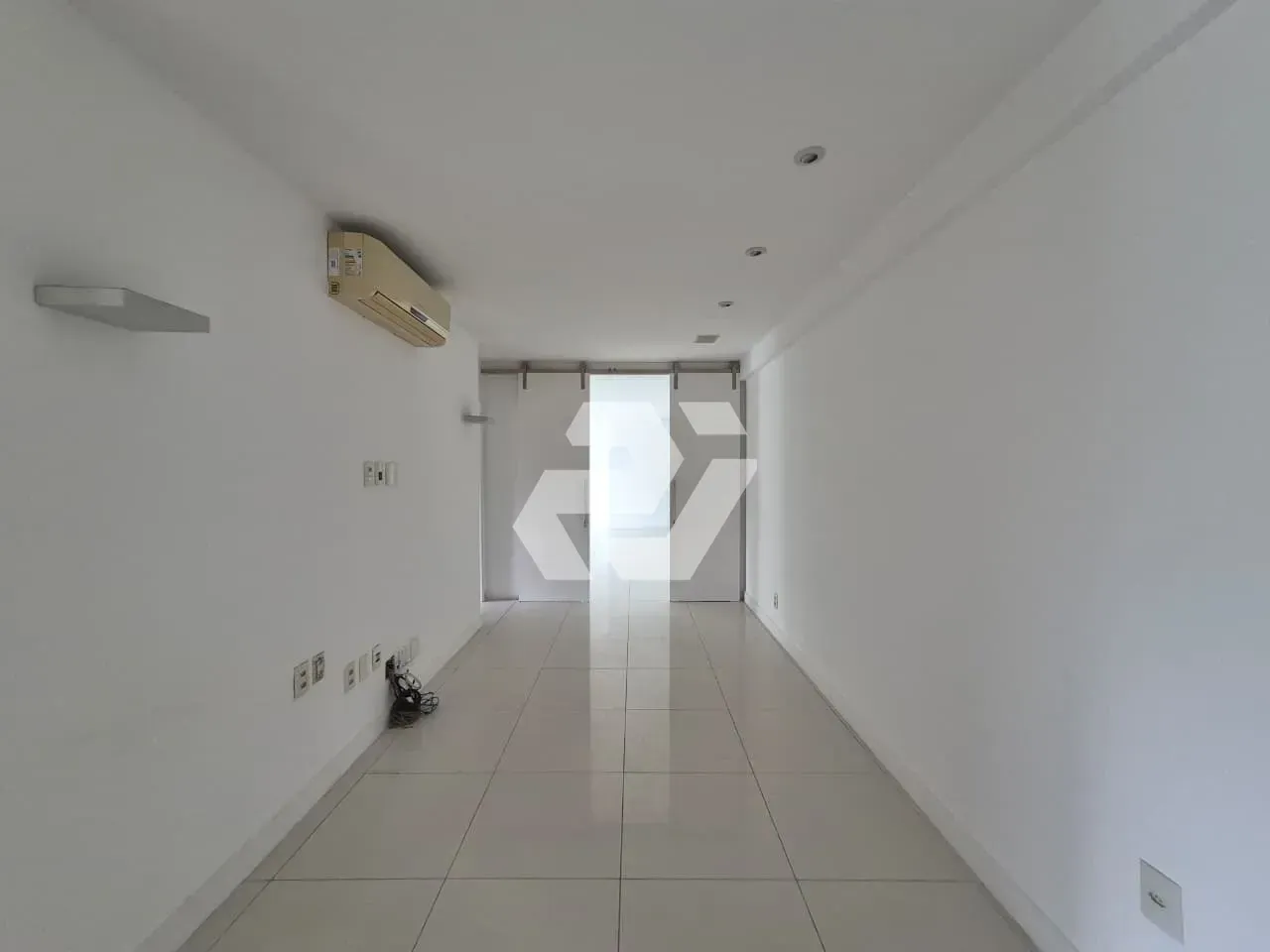 4-bedroom apartment with an enclosed glass balcony — photo 14