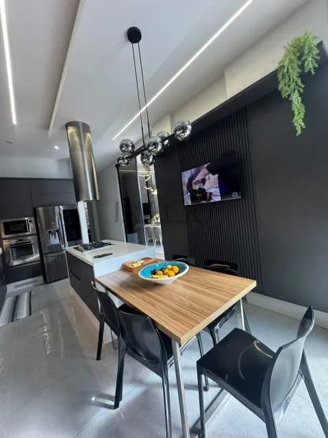 Casa com 5 quartos e 5 banheiros, cozinha planejada — photo 25