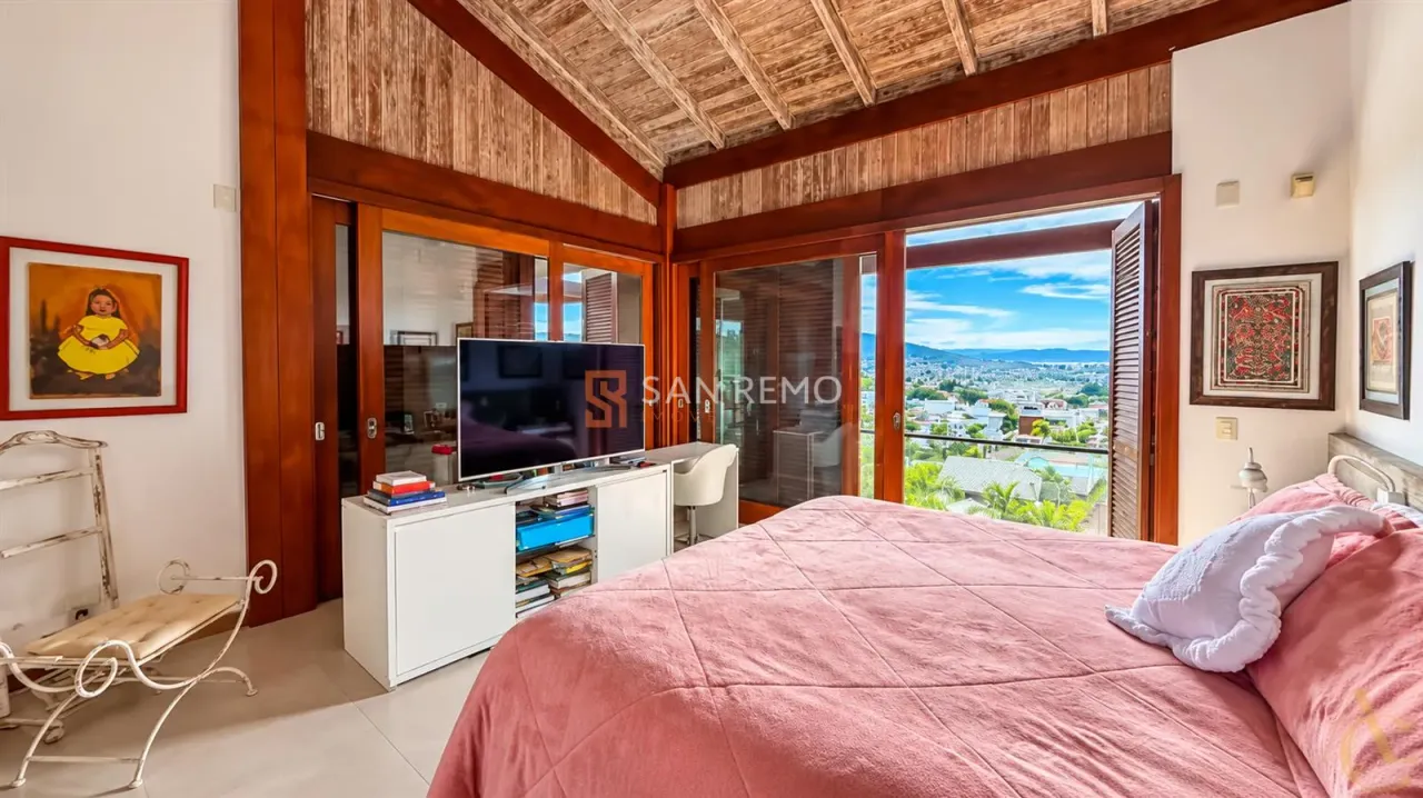 Balcony with a grill in a 5-bedroom house, 689 m² — photo 17
