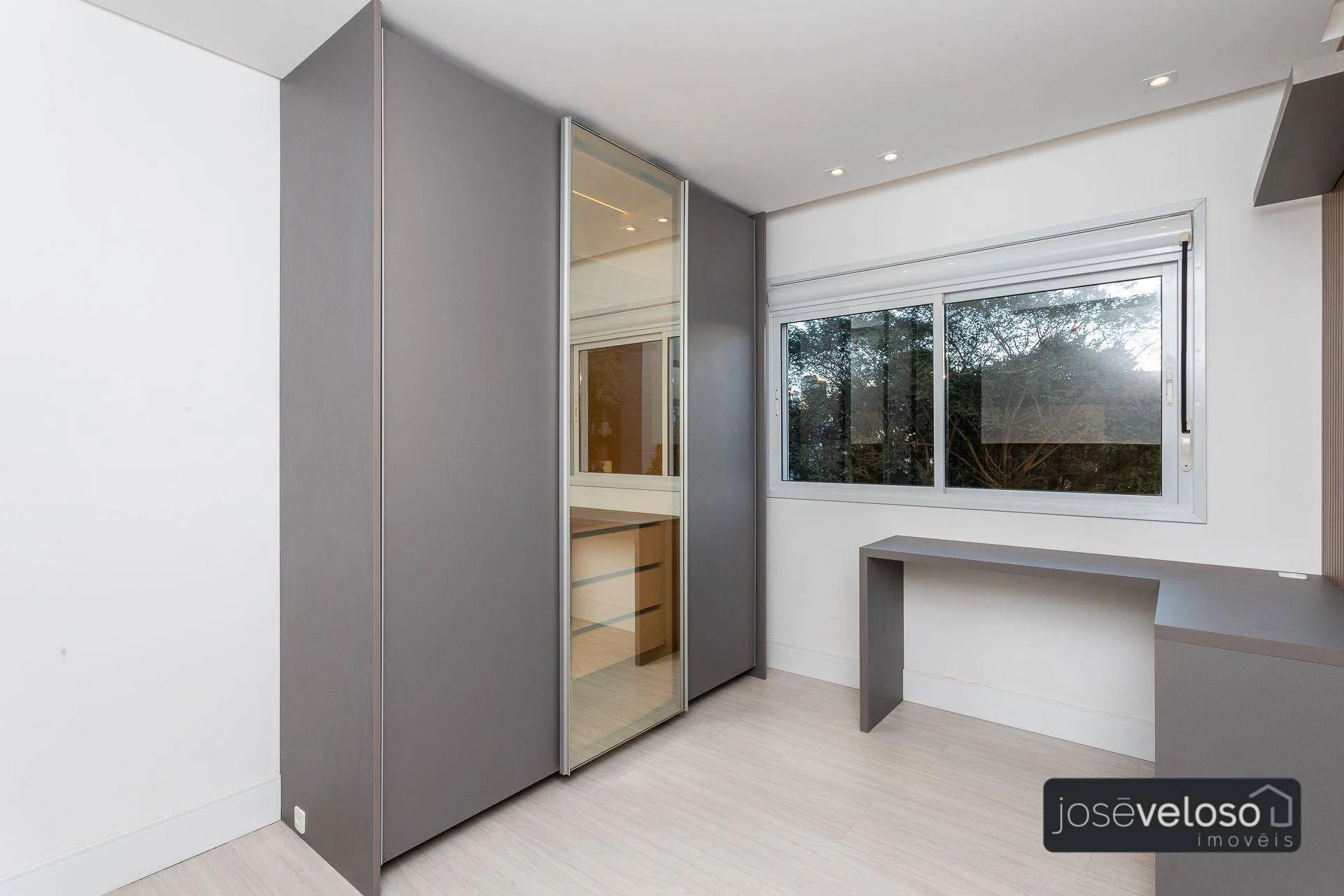 Apartment with open-plan kitchen and 4 bedrooms, 297 m² — photo 29