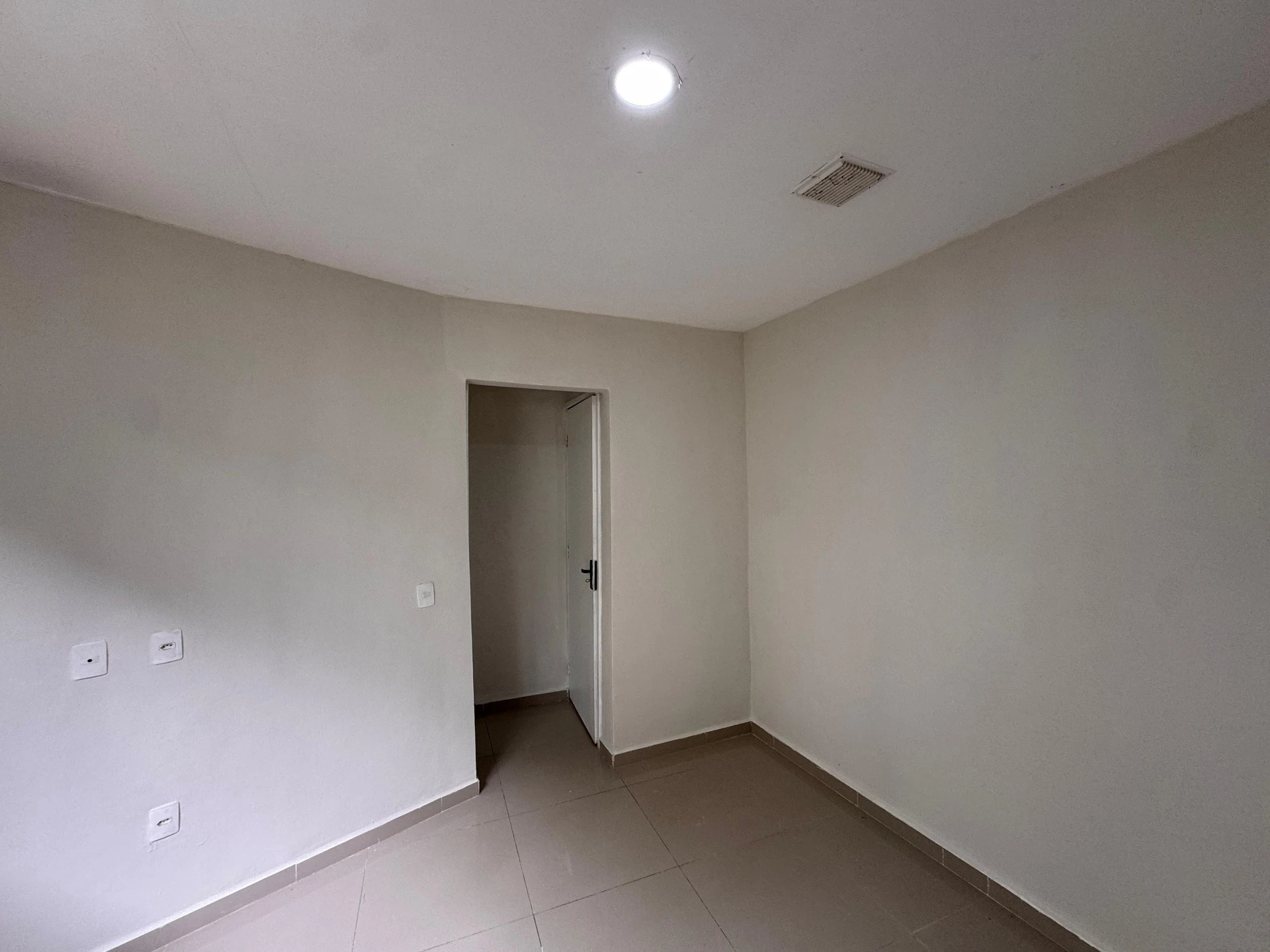 Balcony with a grill in a 2-bedroom house, 165 m² — photo 22