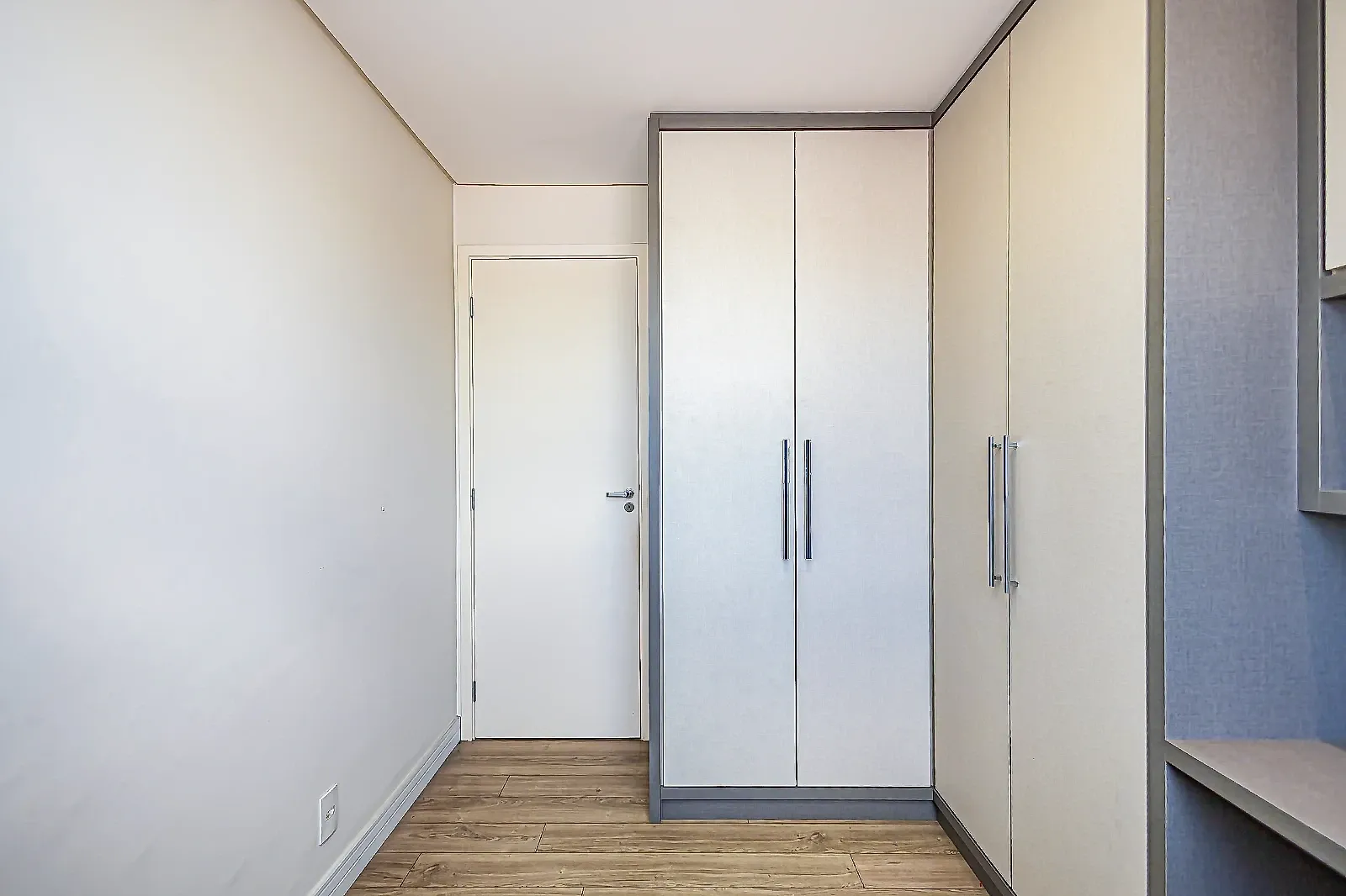 2-bedroom 63 m² apartment with a glass balcony — photo 60