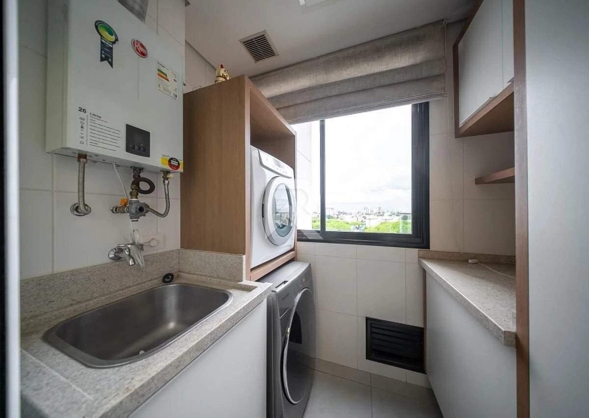 Furnished apartment, 150 m², with a glass-enclosed balcony — photo 3