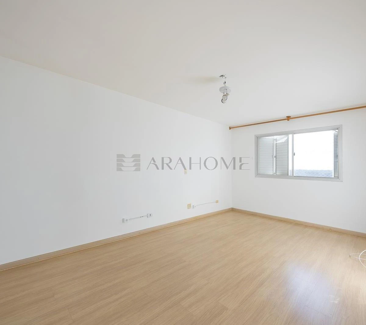 4-bedroom apartment with a bathtub in Curitiba — photo 22