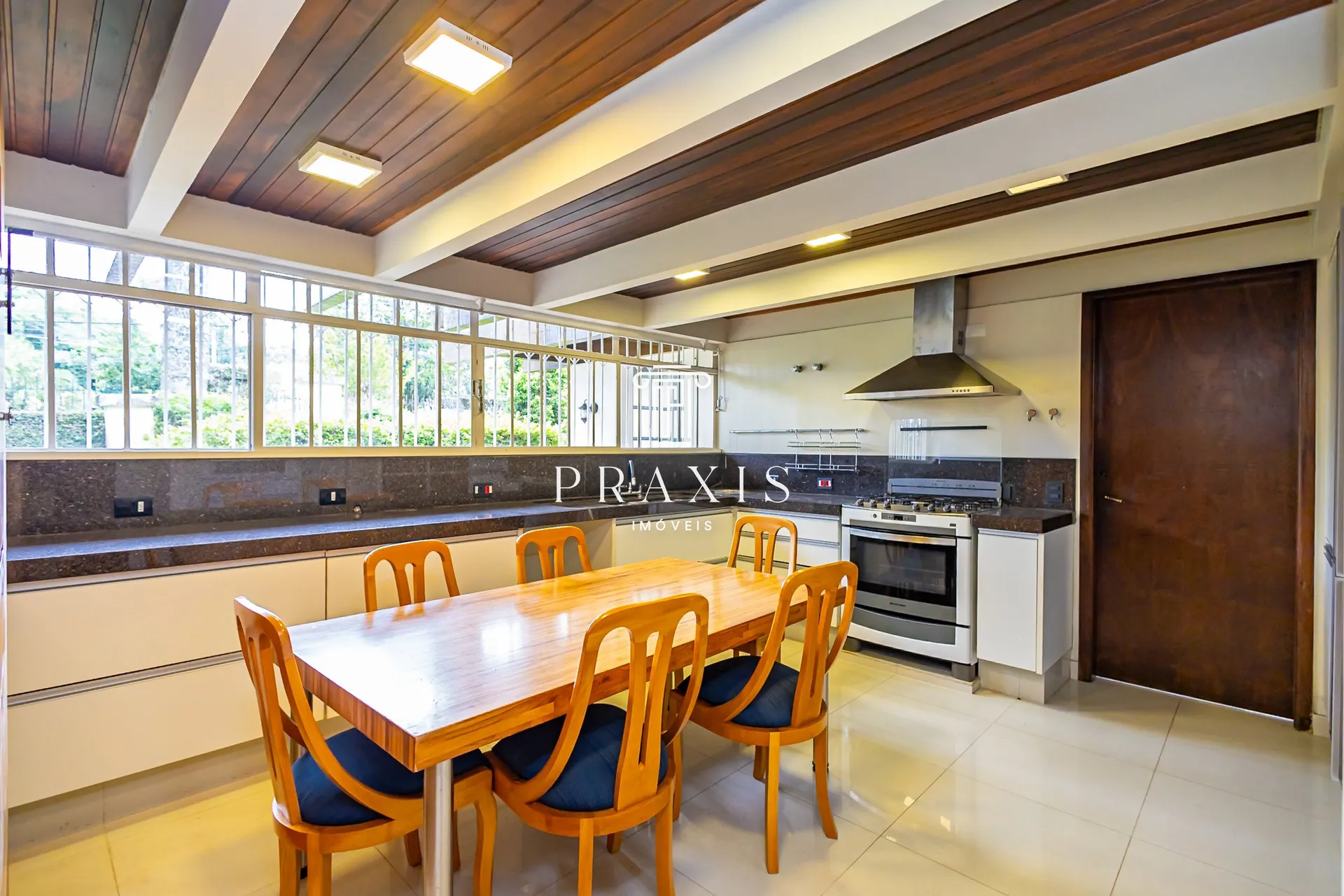 House with 4 bedrooms, 445 m² and fitted kitchen — photo 33