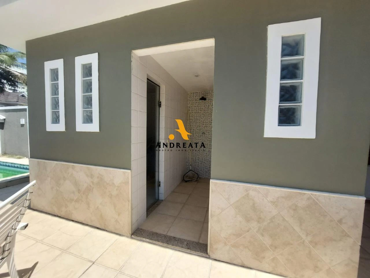 425 m² house with a private pool and a bathtub — photo 11