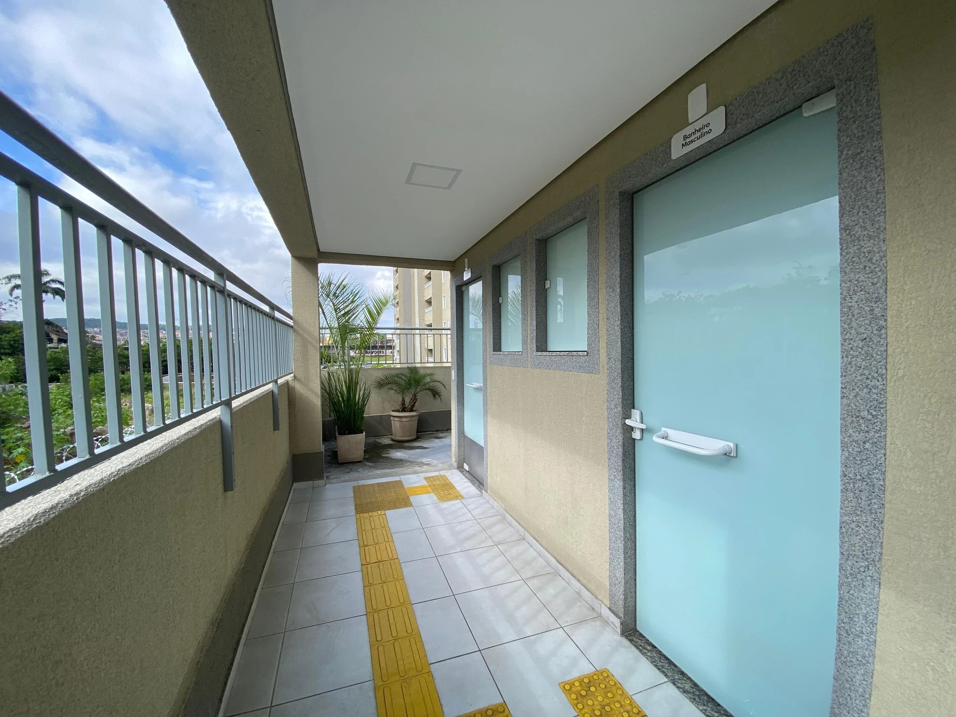 One-bedroom apartment with a grill on the balcony — photo 22