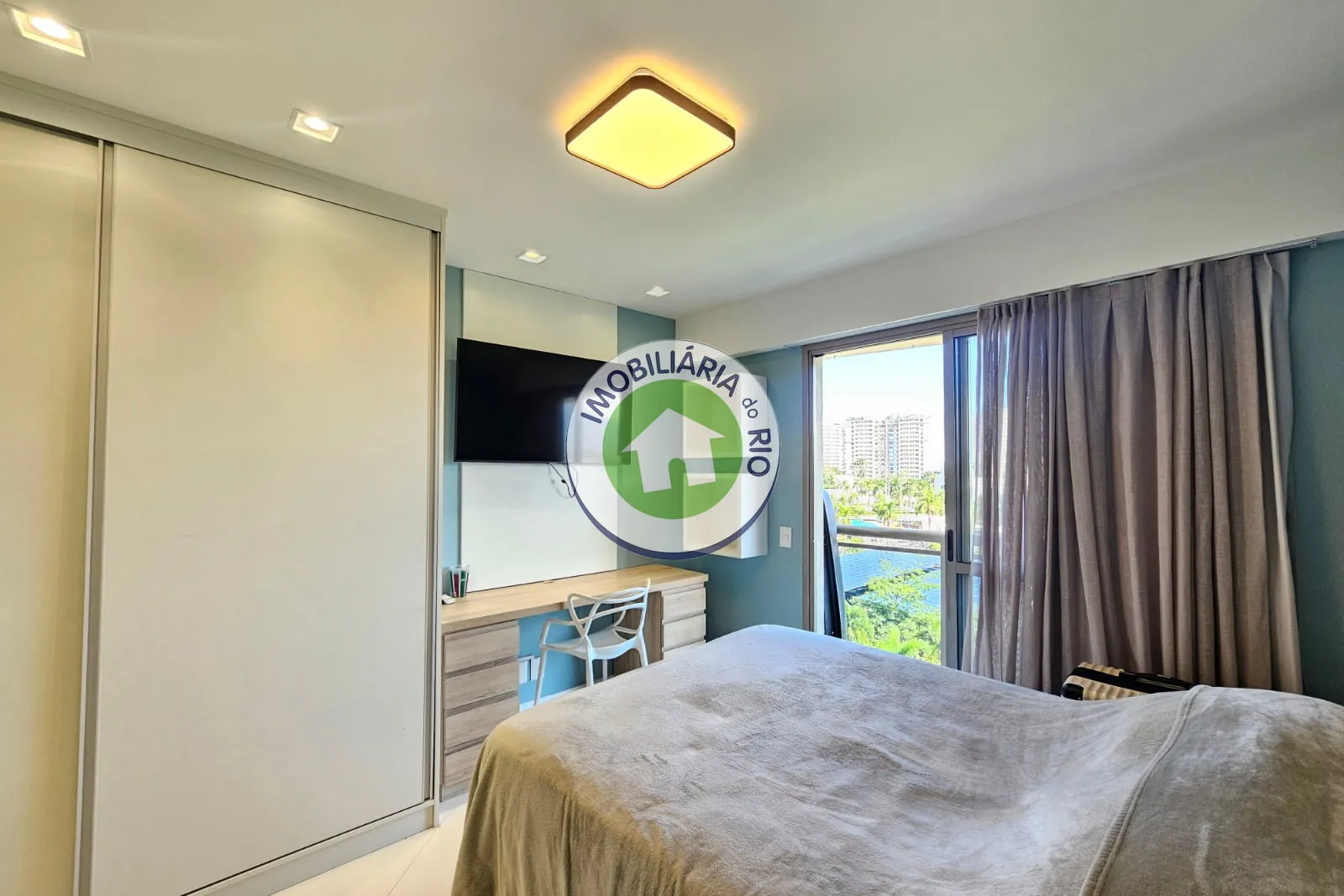 Unfurnished apartment with 4 bedrooms and glass balcony — photo 36