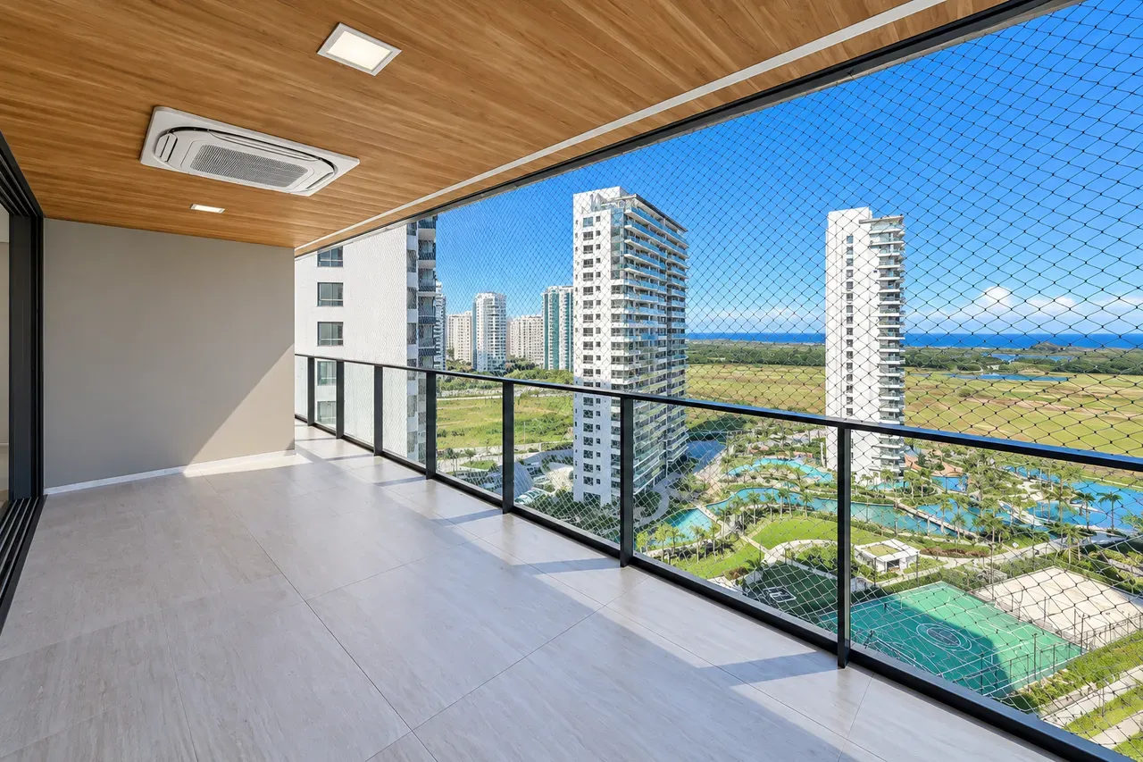 4-bedroom apartment with a water view — photo 20