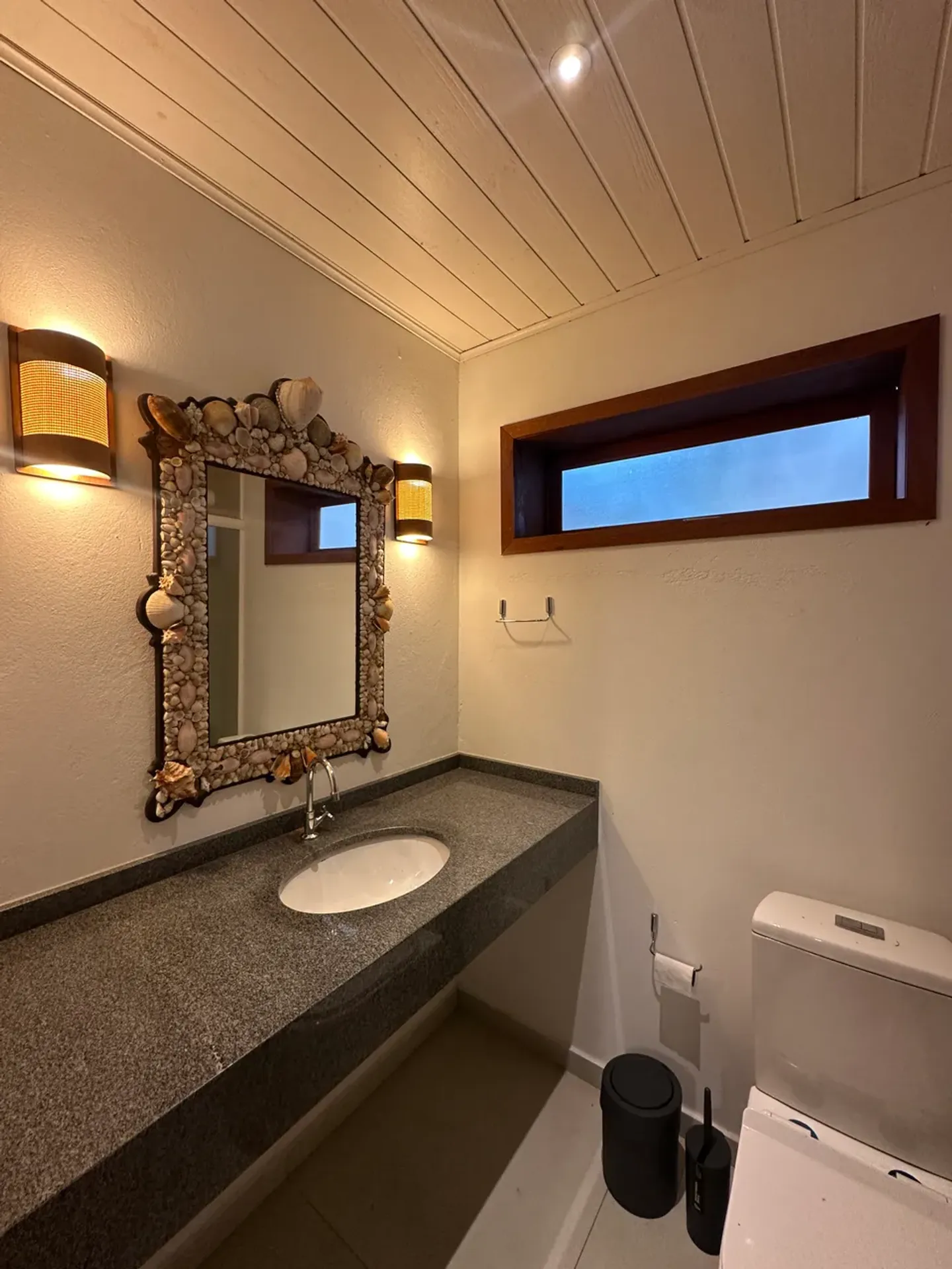Casa de 320 m² com janelas do piso ao teto e lareira — photo 23