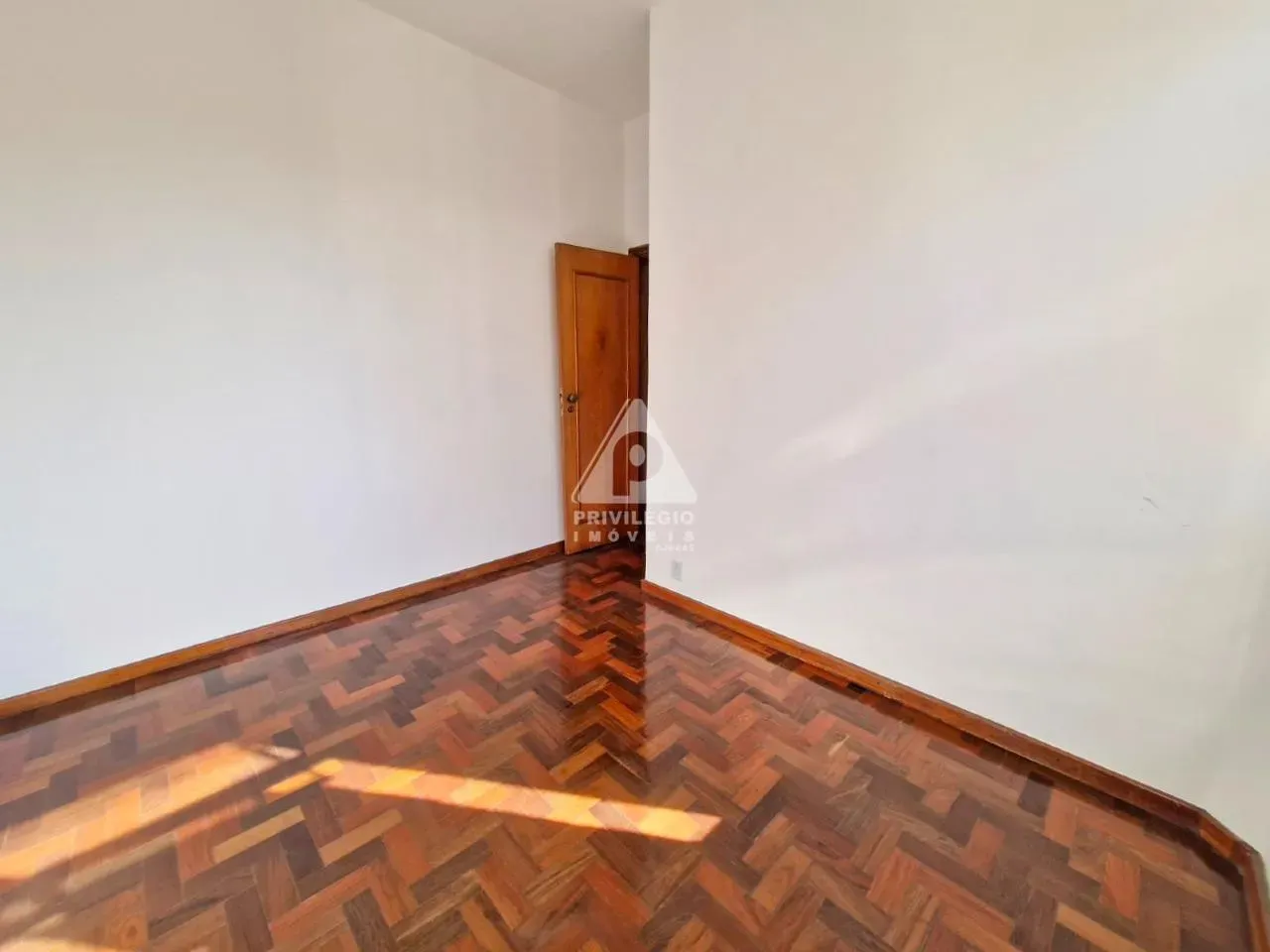 Wood or laminate floors in a 2-bedroom apartment, 60 m² — photo 15