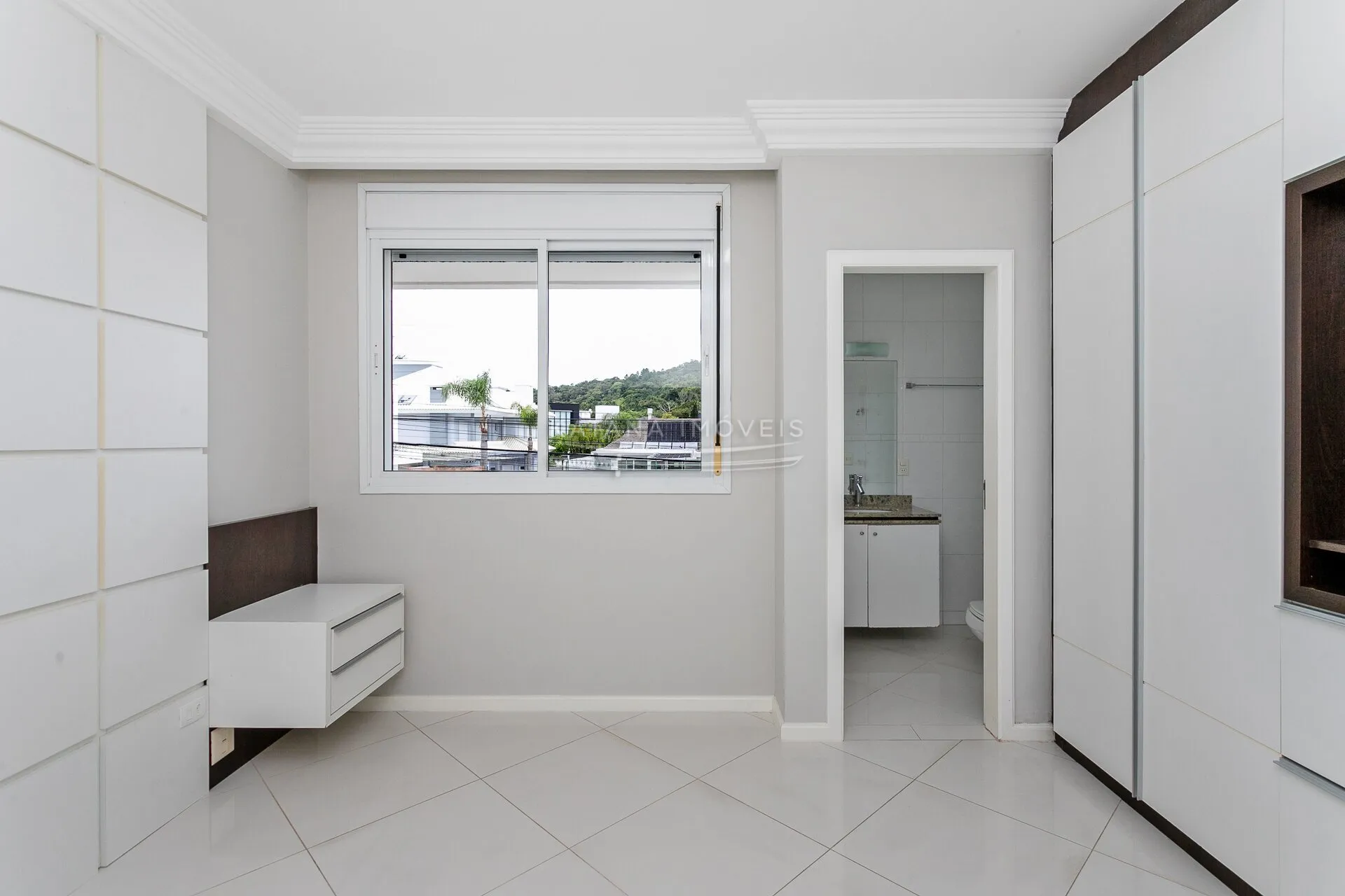 4-bedroom apartment with a bathtub in Florianópolis — photo 23