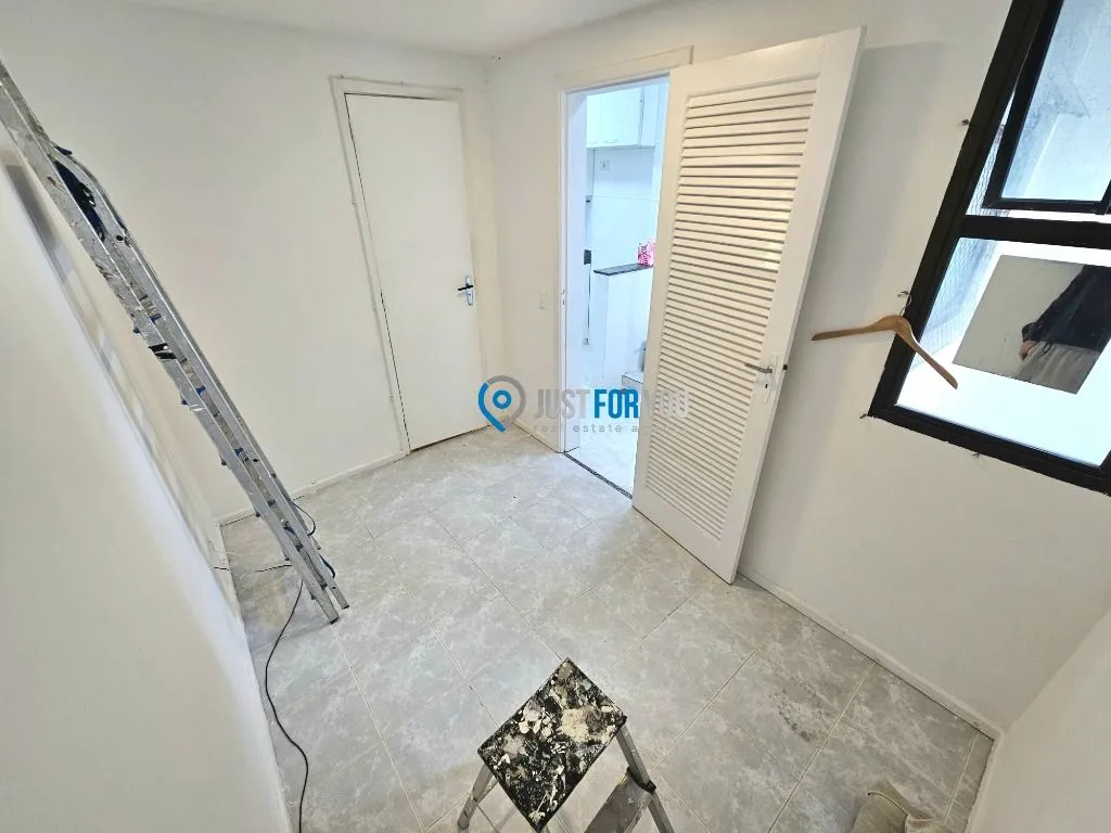 Walk-in closet in a 3-bedroom apartment, 128 m² — photo 29