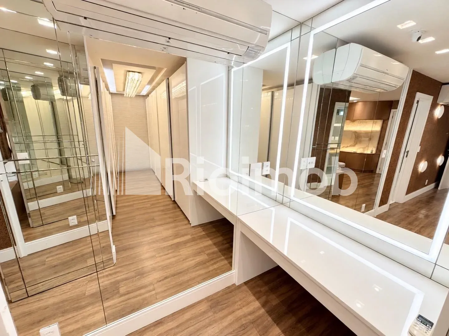 Ванна та 5 спалень: будинок 889 м² — photo 14