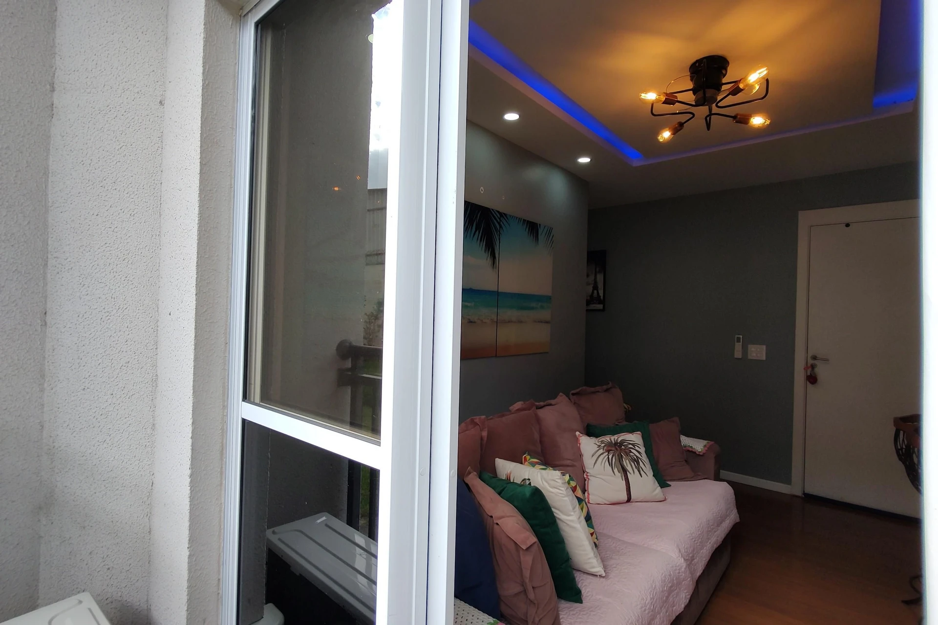 2-bedroom apartment with a glass-enclosed balcony — photo 3