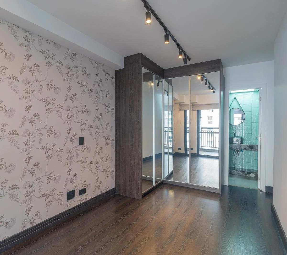 Квартира з 2 спальнями, скляним балконом і 110 м² — photo 8