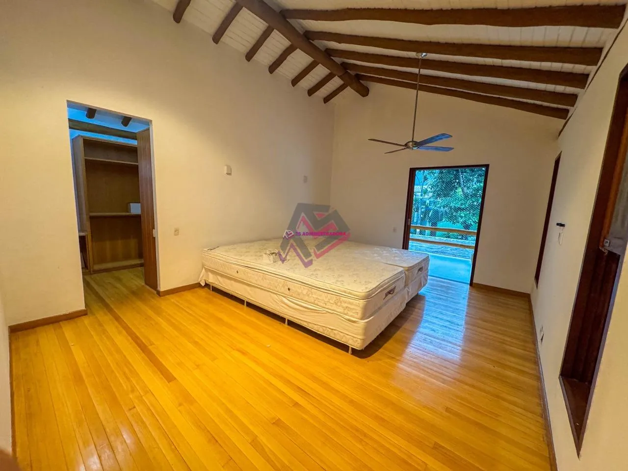 600 m² house with 4 bedrooms and a closed kitchen — photo 3