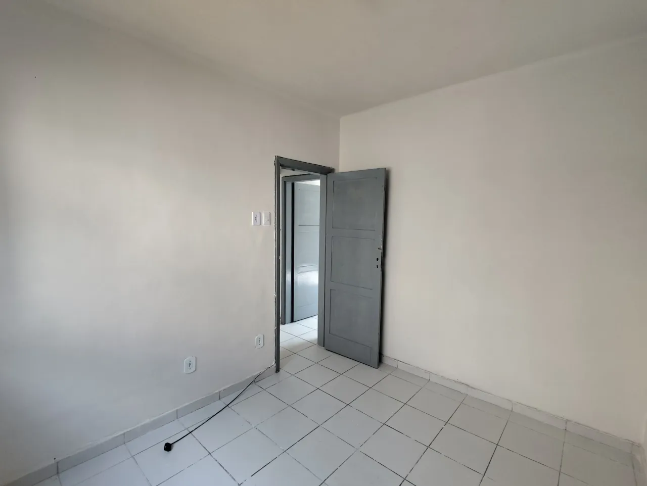 Apartment with 2 bedrooms and a glass shower enclosure — photo 10