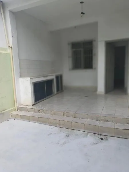Apartamento sem mobília com 2 quartos e 1 banheiro