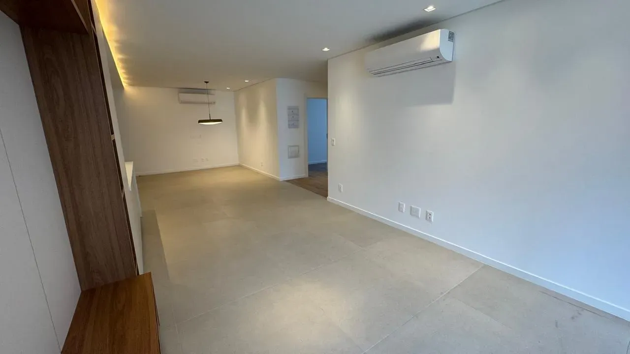 Walk-in closet in a 3-bedroom apartment, 136 m²