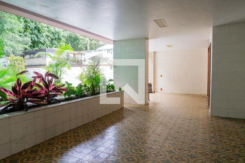 Furnished apartment with 4 bedrooms and 200 m² — photo 50