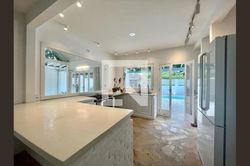 Balcony with a grill in a 3-bedroom house, 220 m² — photo 11