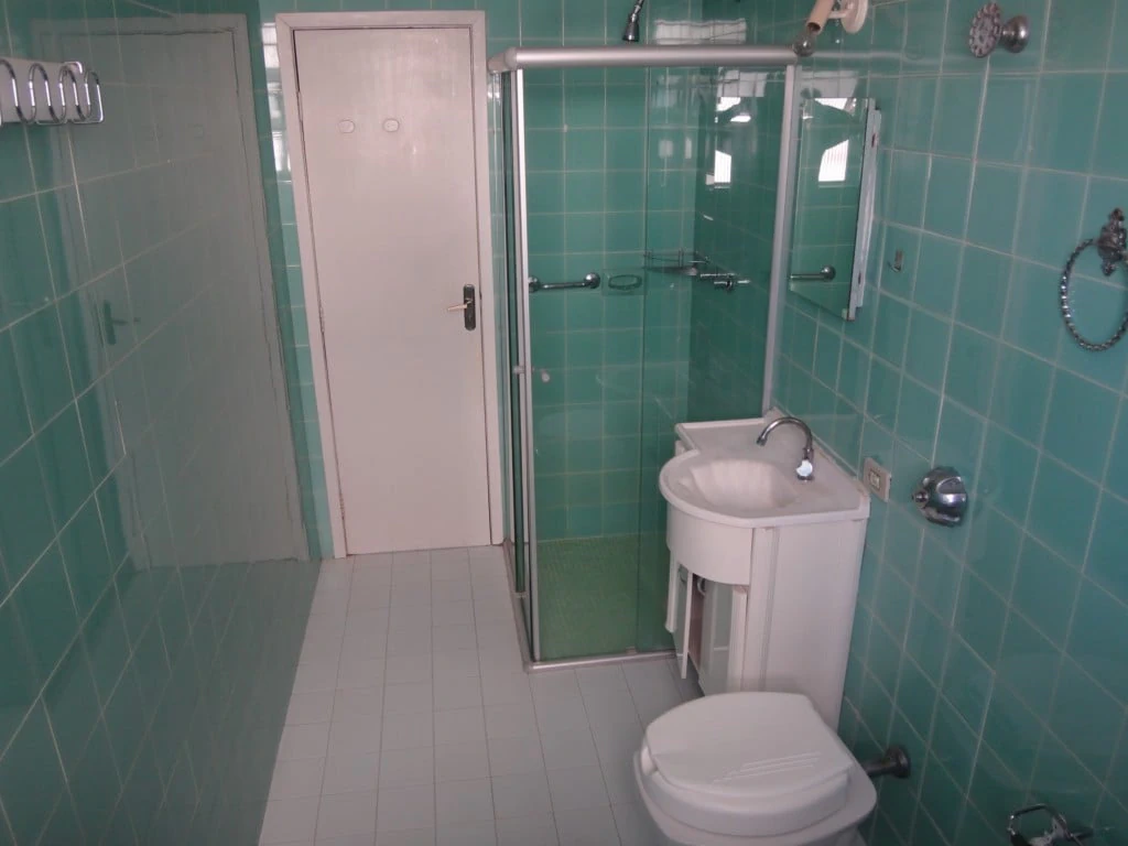 3-bedroom apartment with a bathtub in Curitiba — photo 21