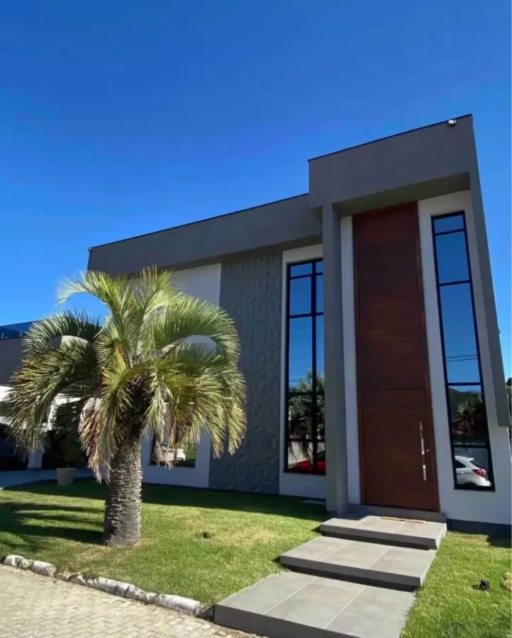 Balcony with a grill in a 3-bedroom house, 240 m² — photo 8