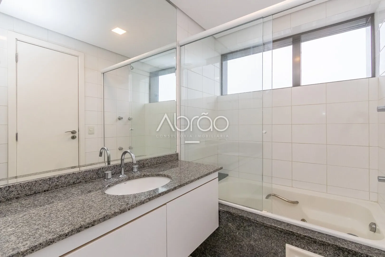 90 m² apartment with floor-to-ceiling windows and a bathtub — photo 6