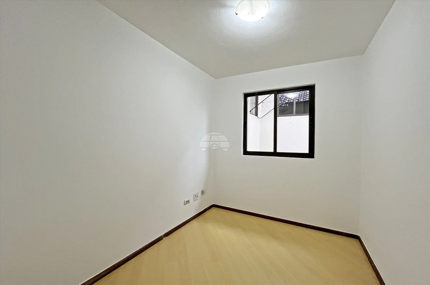 2-bedroom apartment with wood or laminate floors — photo 7