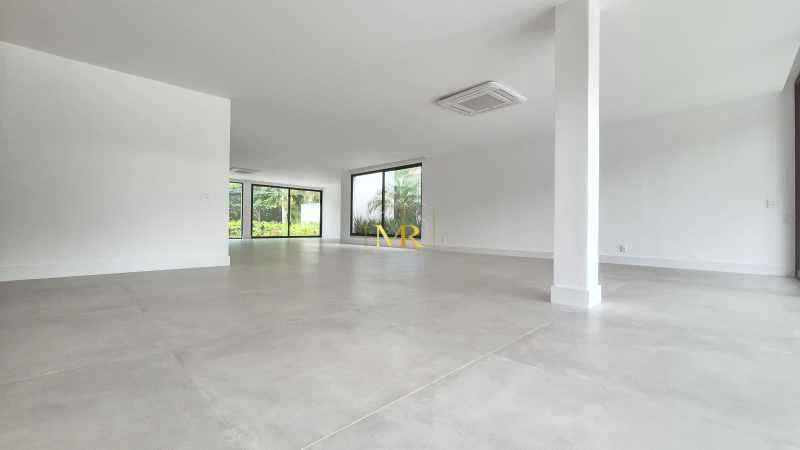 Triplex house with 6 en-suite bedrooms and 9 bathrooms — photo 24