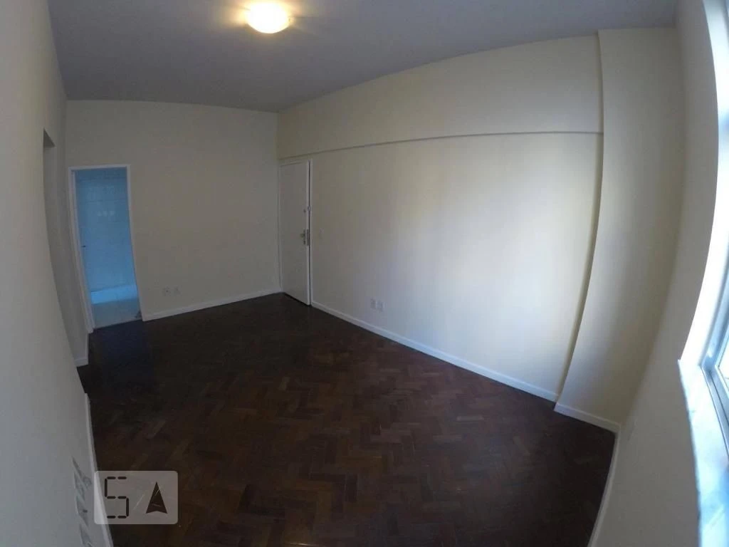 Apartamento de 2 quartos com piso de madeira ou laminado