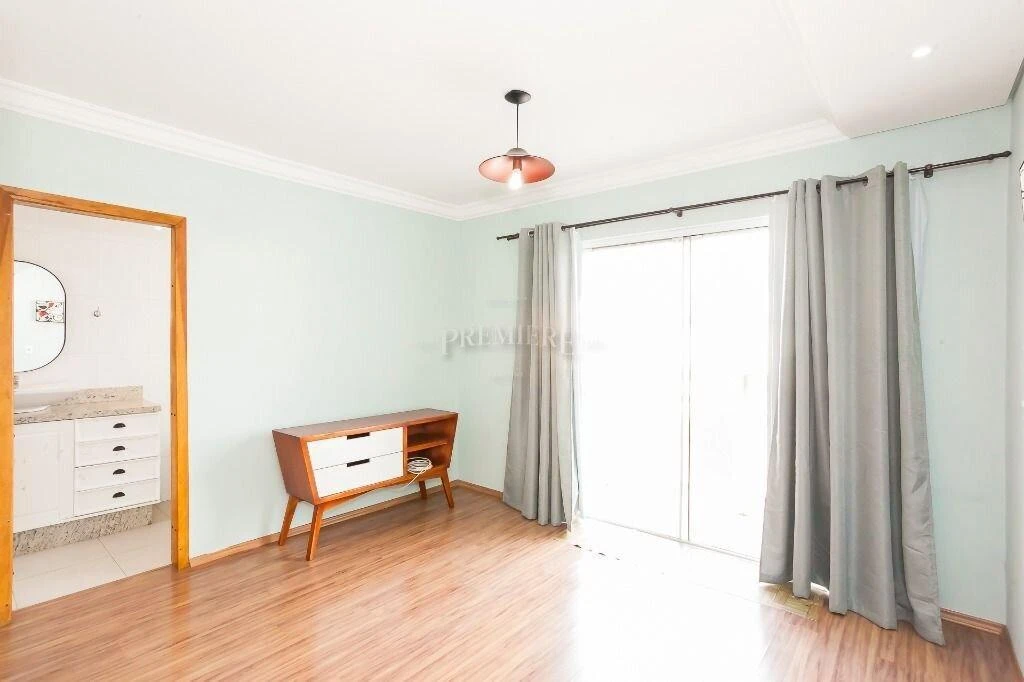 4-bedroom house with a walk-in closet in Curitiba — photo 39